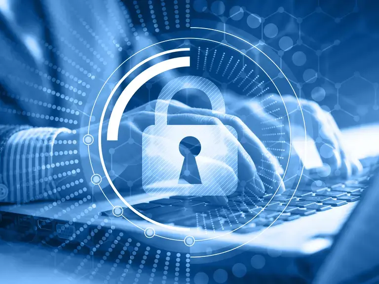 Hände, die auf einer Laptop Tastatur tippen. Im Vordergrund ist ein digitales Schloss eingeblendet