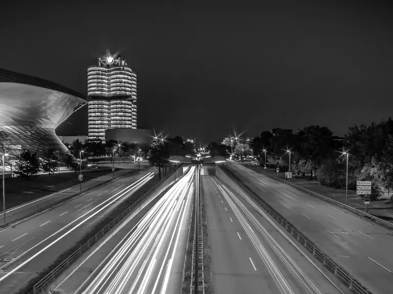 Eine Stadtautobahn bei Nacht