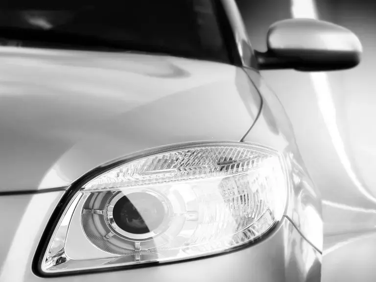 Detailansicht eines Fahrzeugs von der Frontleuchte