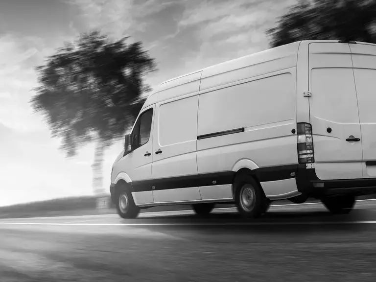 Schräge Seitenansicht eines Transporters von hinten