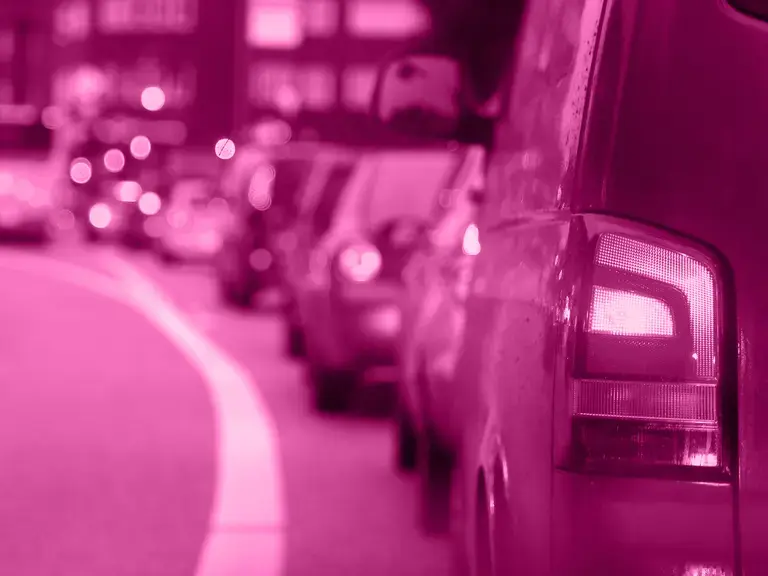 Eine Autoschlange von hinten