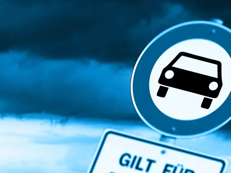 Ein Verbotsschild für Autos