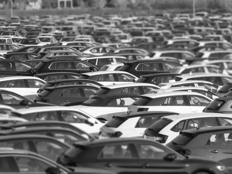 Ein großer Abstellplatz der voller Autos ist