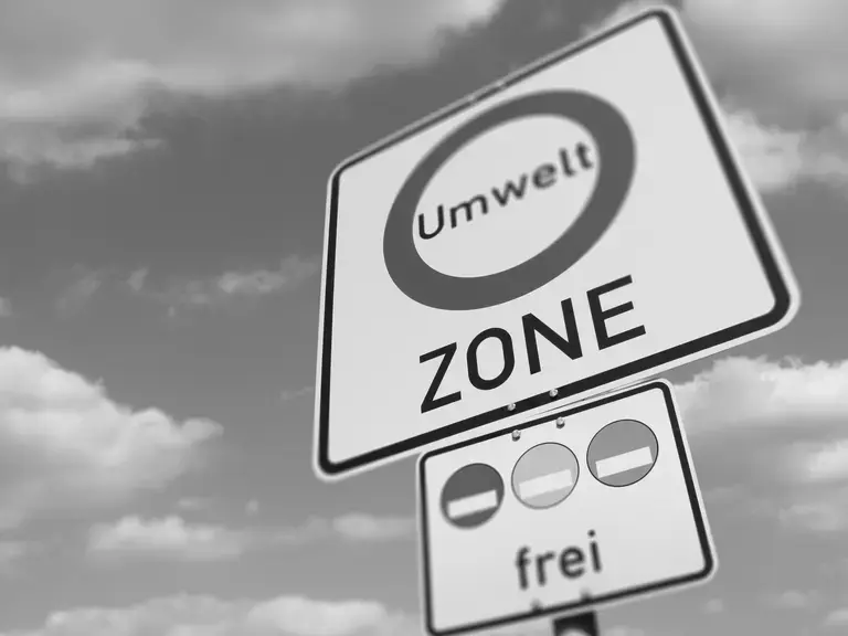 Ein Verkehrsschild auf dem Umwelt Zone steht