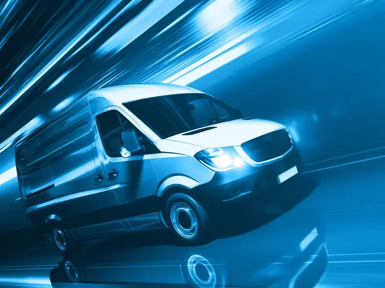 Ein Transporter der durch einen Tunnel fährt