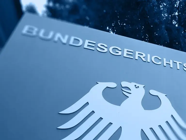 Teilausschnitte eines Schildes auf dem Bundesgerichtshof steht und ein Adler zu sehen ist.
