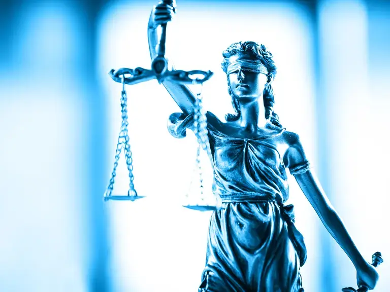 Eine Justizia, die eine Waage hält