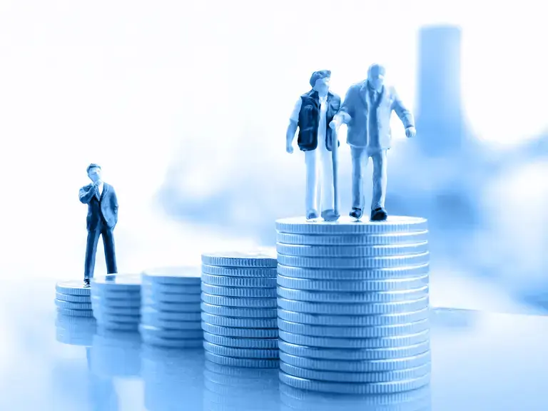 Mehrere Stapel Geldmümzen, die höher werden und Menschen die darauf stehen