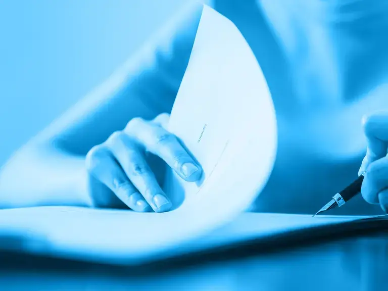 Ein Dokument, das unterzeichnet wird