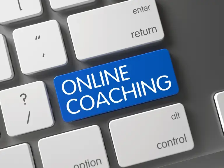 Tastatur eines Computers mit der Taste Online-Coaching