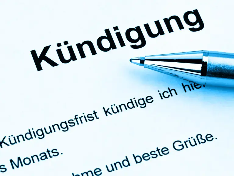 Ein Blatt auf dem Kündigung steht und ein Stift