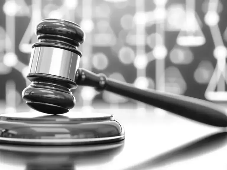 Ein Richterhammer in schwarz weiß