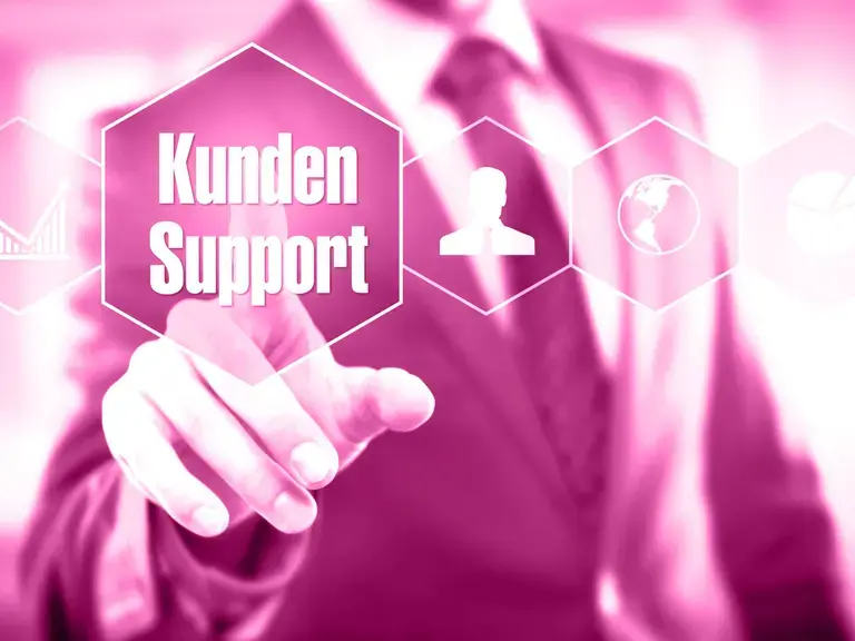 Ein Teilausschnitt eines Mannes mit Krawatte der von hinten auf ein Icon Kundensupport mit dem Zeigefinger tippt