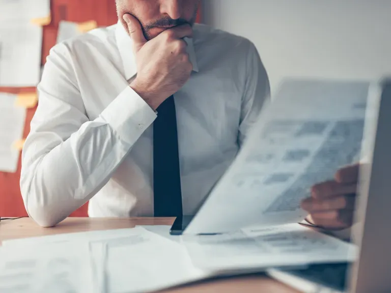 Ein Mann liest ein Dokument