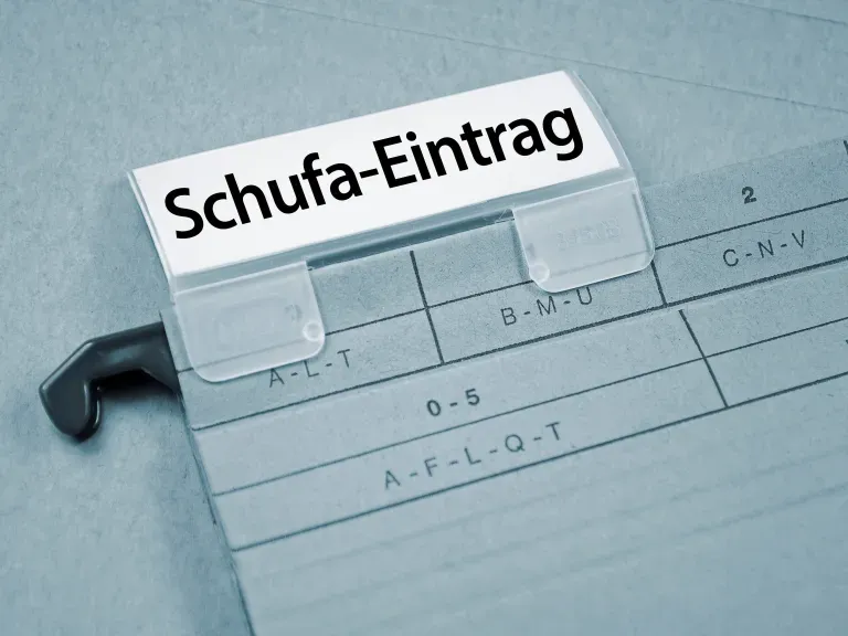 Eine Aktenmappe, die mit Schufa-Eintrag beschriftet ist