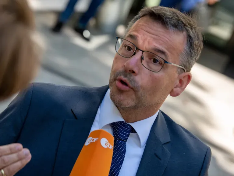 Ralph Sauer der in ein ZDF-Mikrofon spricht