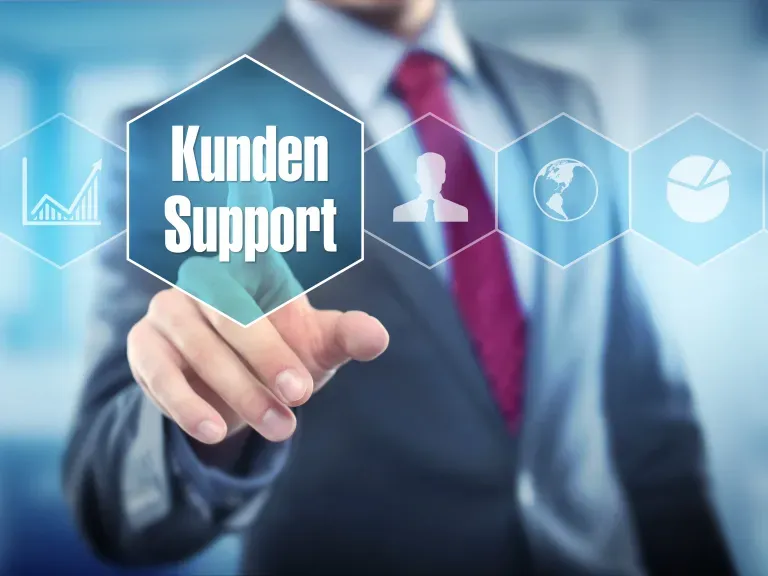 Ein digitales Bild. Von hinten tippt eine Hand auf einen Button Kundensupport
