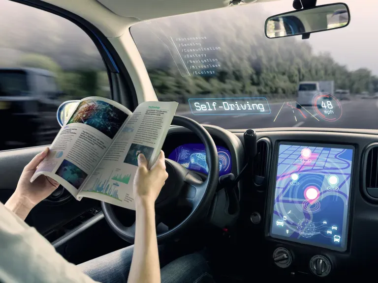 Innenansicht eines Autos mit vielen digitalen Anzeigen