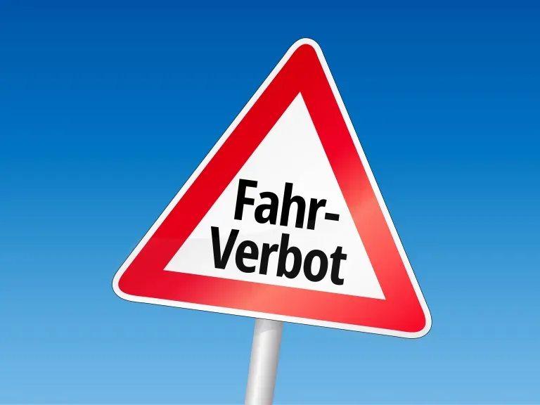 Ein Verkehrsschild auf dem Fahrverbot steht