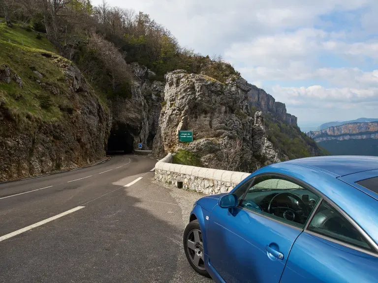 Detailansicht eines Audis auf einer Bergstraße