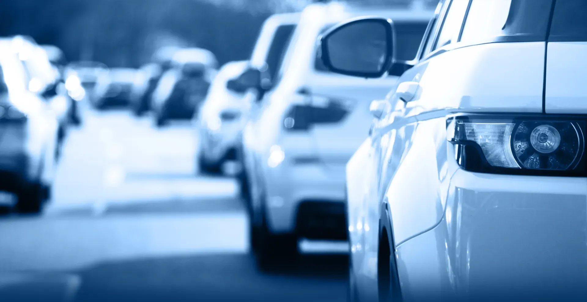 Rückansicht einer Fahrzeugschlange auf einer Autobahn