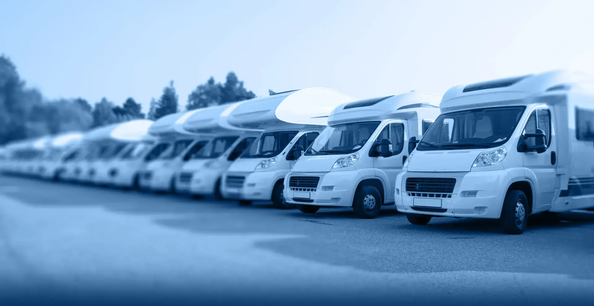 Eine Reihe geparkter Wohnmobile