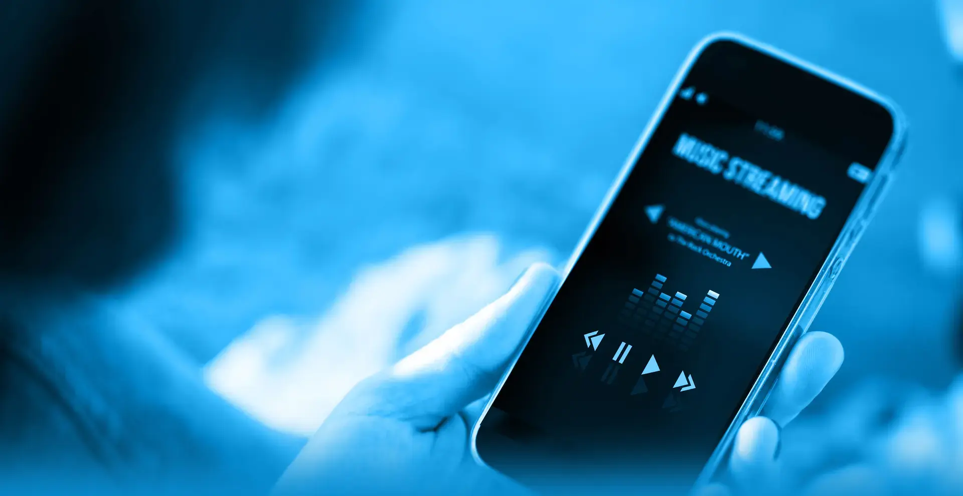 Handy auf dem ein Streamingdienst zu sehen ist.