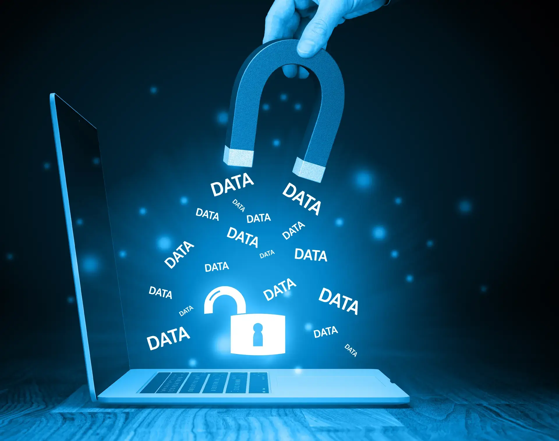 Symbolbild für Datenklau: Aus einem Laptop werden mit einem Magnet daten herausgezogen