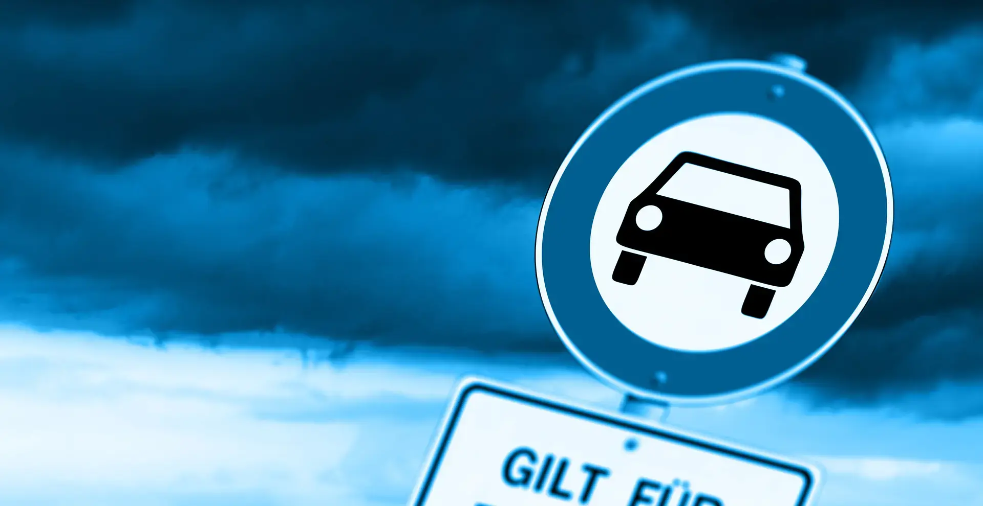 Ein Verbotsschild für Autos