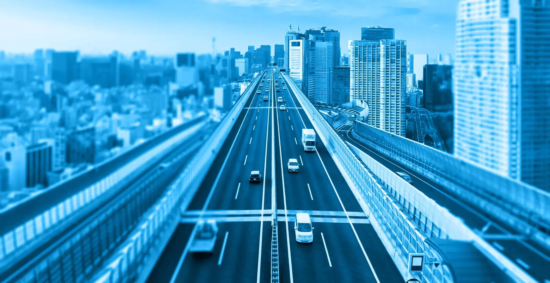 Eine Stadtautobahn - rechts und links Hochhäuser