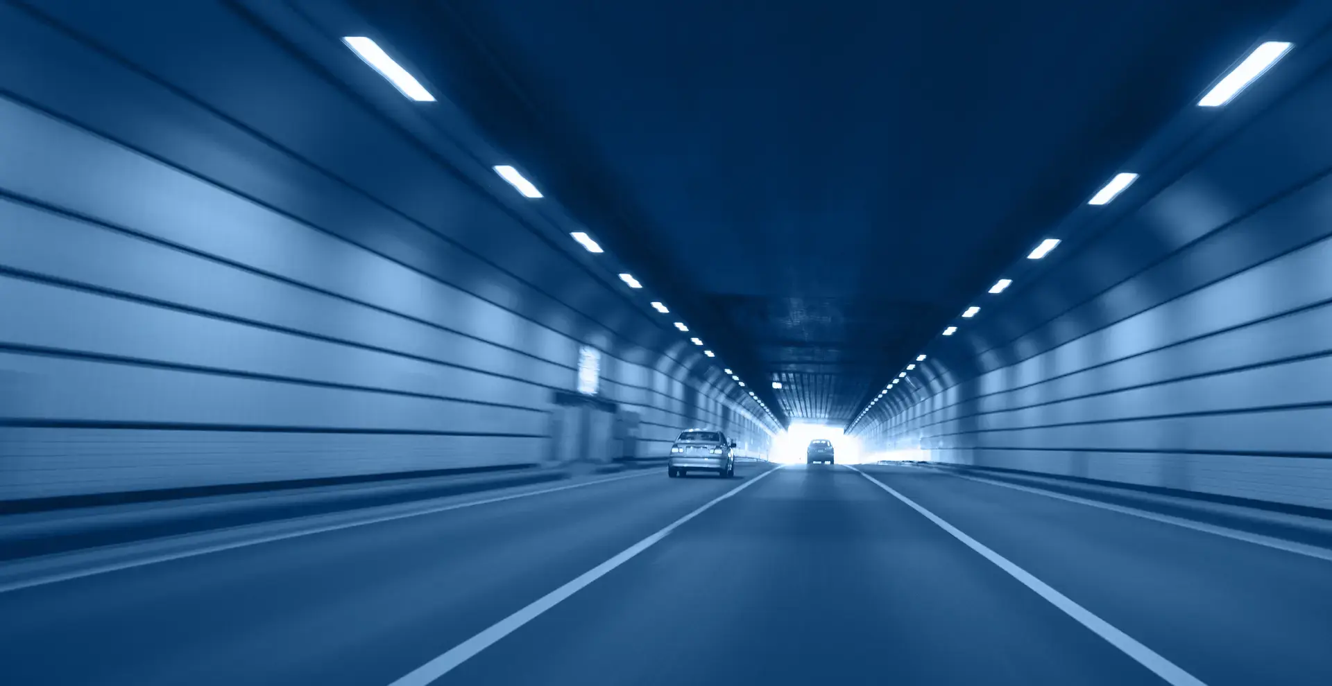 Ein Tunnel, durch den Autos fahren.