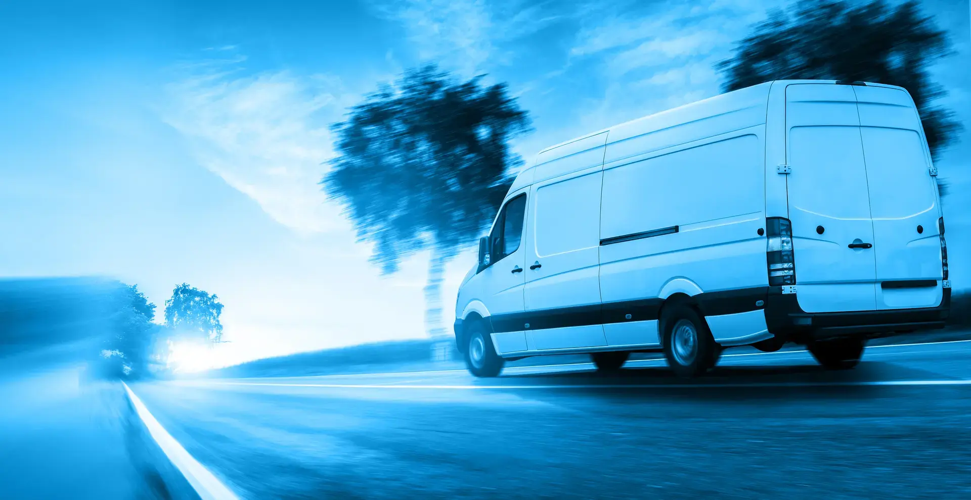 Transporter auf einer Landstraße