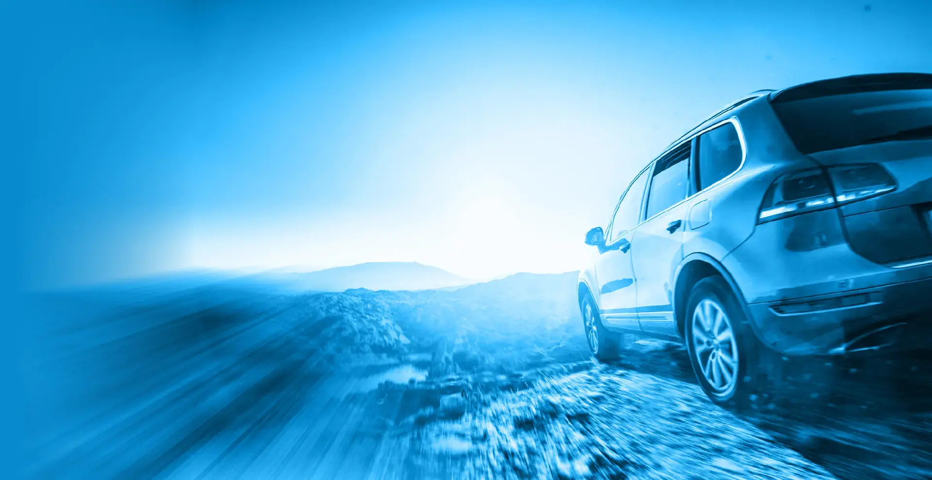 Teilausschnitt eines VW von hinten, der auf einer Straße fährt