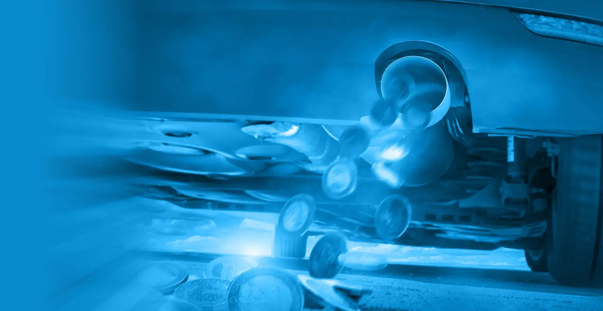 Symbolbild: Fahrzeug bei dem es aus dem Auspuff Münzen regnet