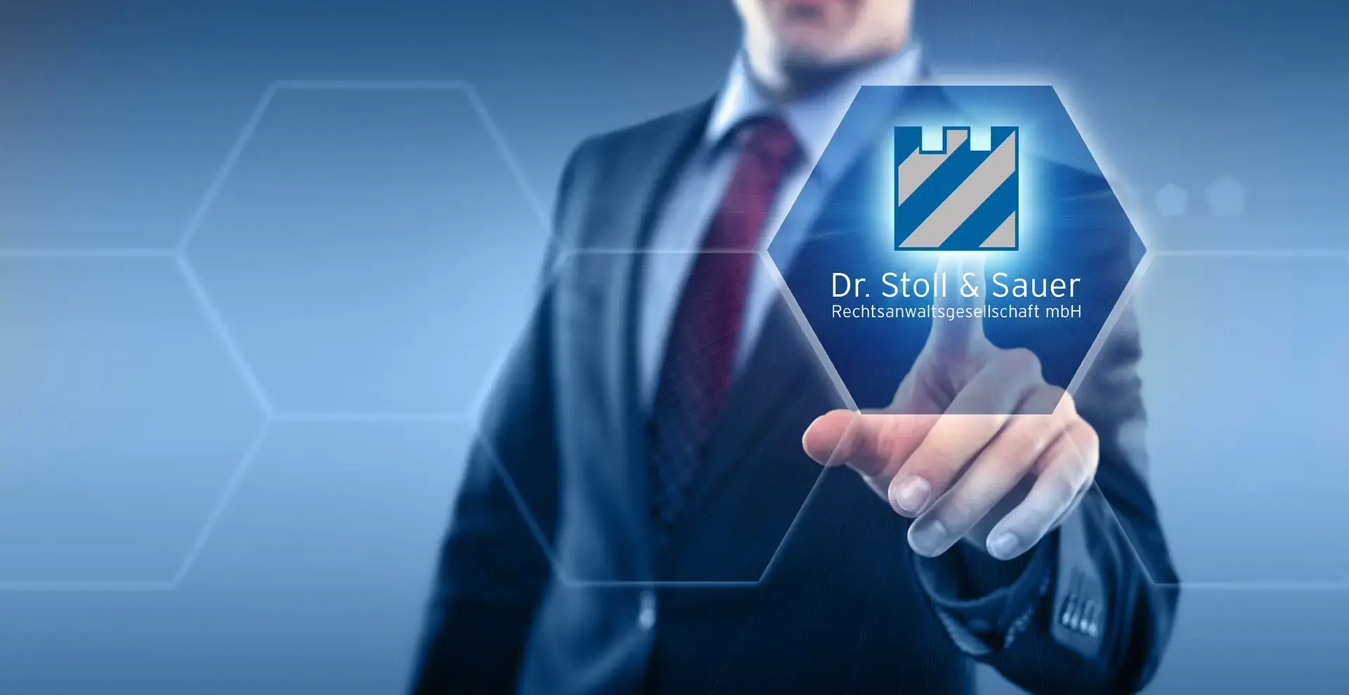 Ein Mann im Anzu, der von hinten auf das Logo von Dr. Stoll und Sauer zeigt