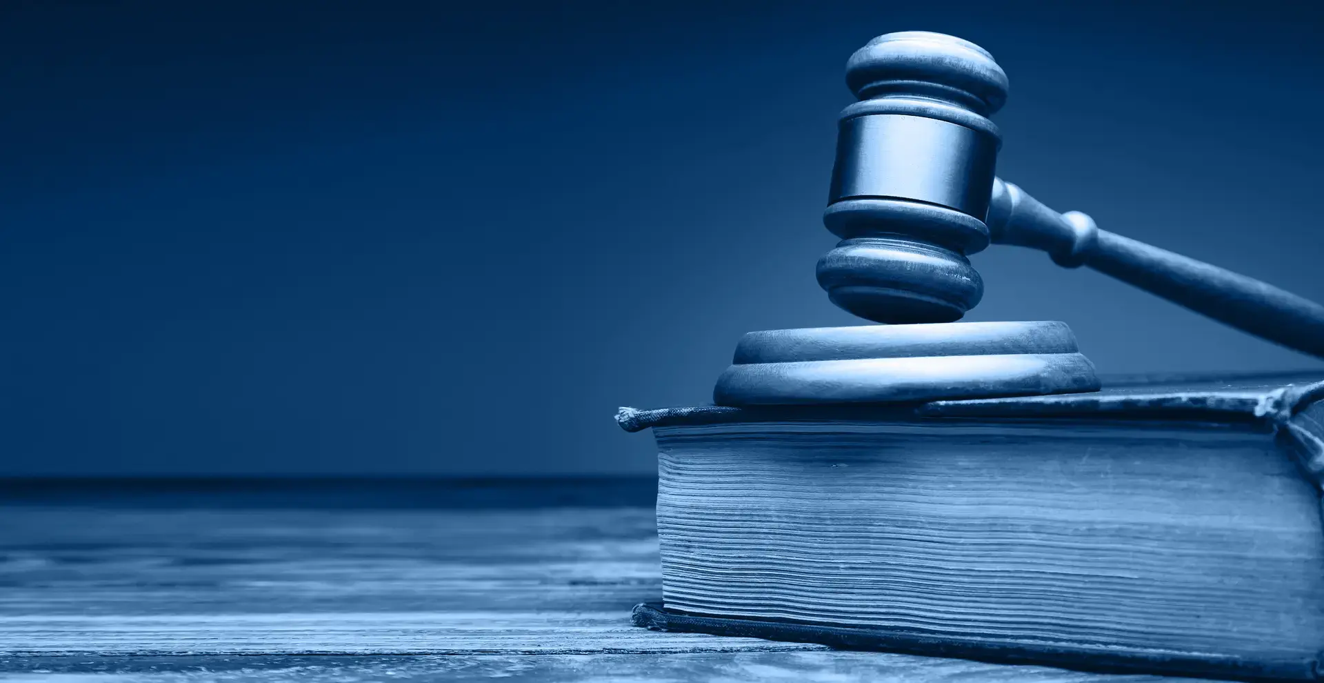 Ein Richterhammer auf einem Gesetzbuch