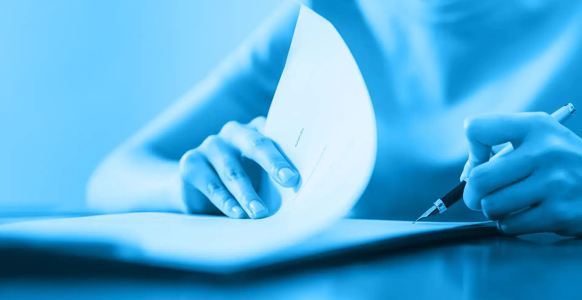 Ein Dokument, das unterzeichnet wird