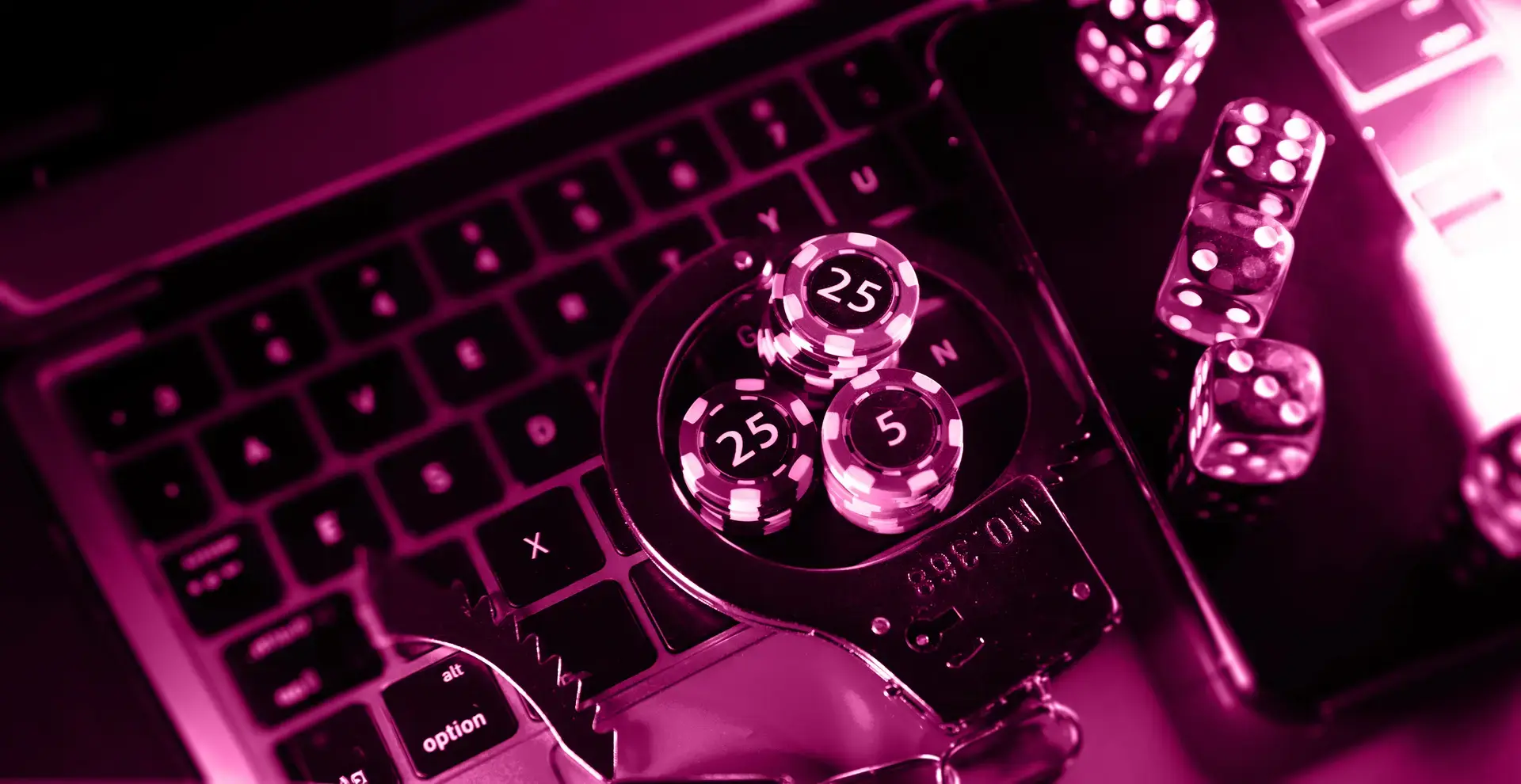 Tastatur eines Laptops auf dem Jetons liegen