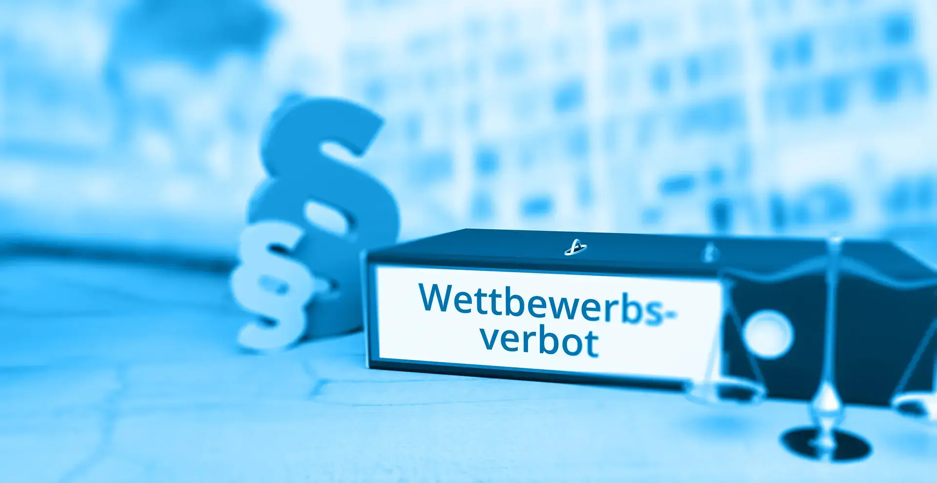 Ein Ordner, auf dem Wettbewerbsverbot steht. Daneben ein §