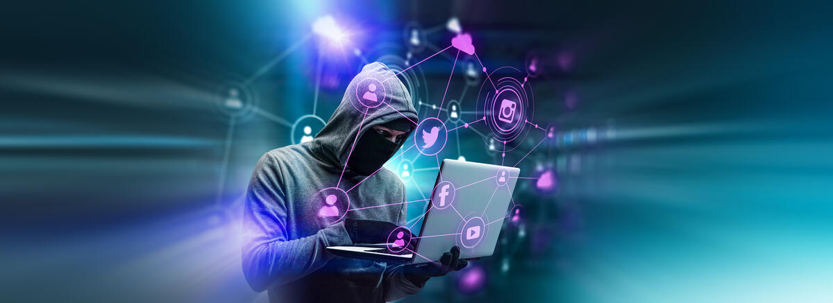 Hacker, der Daten im Internet klaut