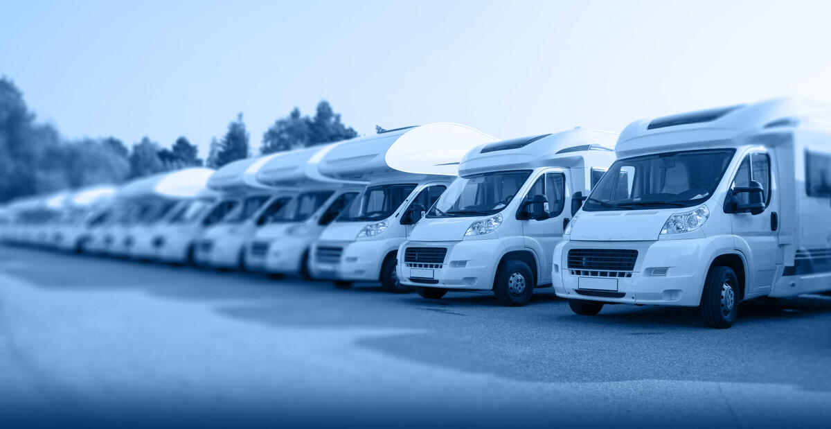 Eine Reihe geparkter Wohnmobile