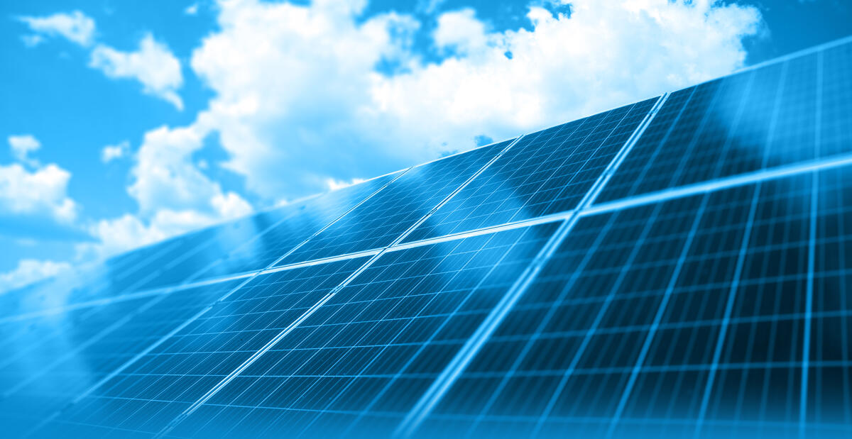 Solarzellen darüber Himmel mit Wolken