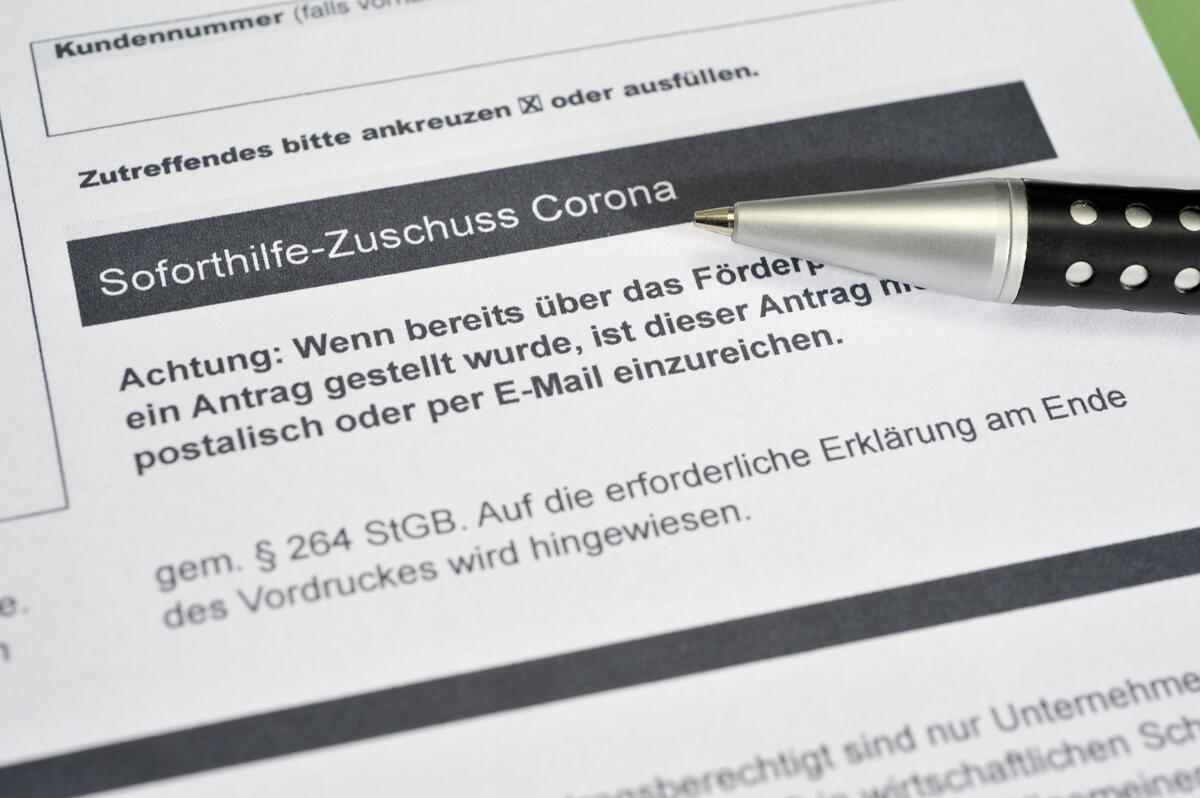 Auszug eines Antrags auf Corona Soforthilfe und ein Kugelschreiber