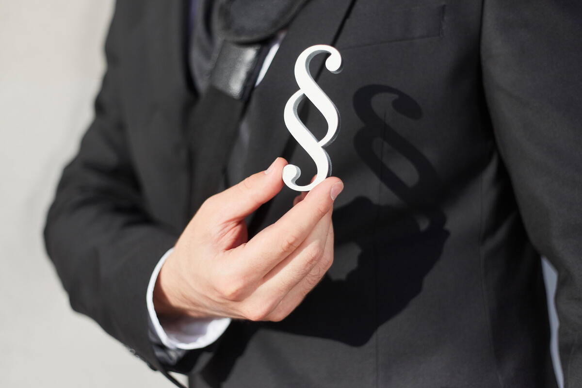 Anwalt hält ein Paragraph Symbol