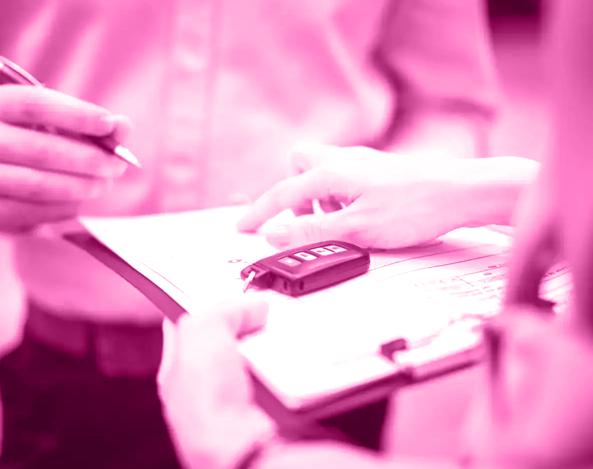 Auto Leasing. Vertrag wird übergeben