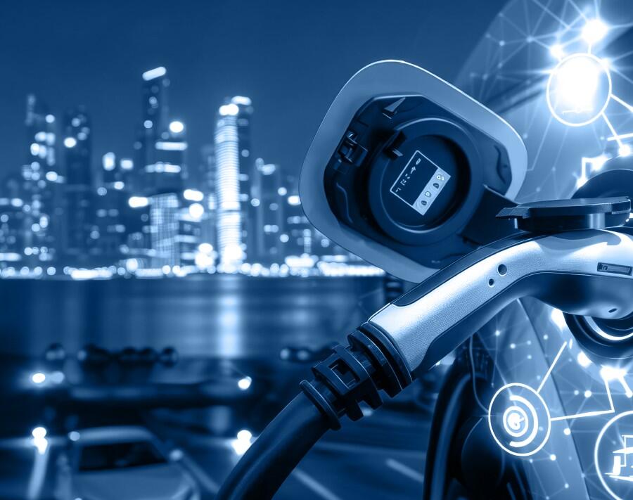 Ein Ladevorgang für ein E-Auto mit digitalen Symbolen im Hintergrund eine Skyline