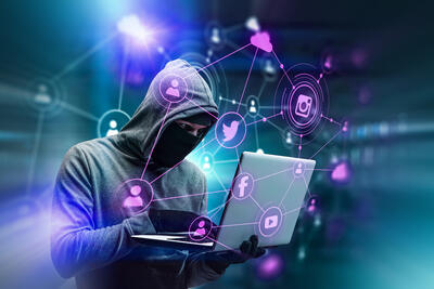 Hacker, der Daten im Internet klaut