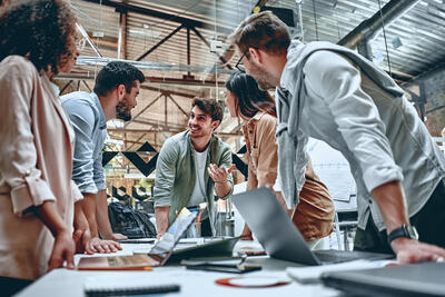 Team eines Startups berät sich mit seinem Geschäftsführer zu Fragen aus den Rechtsgebieten Handelsrecht und Steuerrecht.