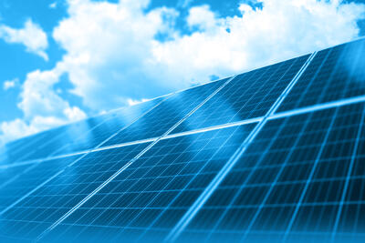 Solarzellen darüber Himmel mit Wolken