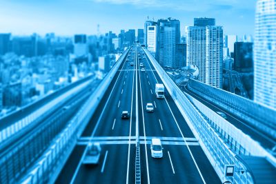 Eine Stadtautobahn - rechts und links Hochhäuser